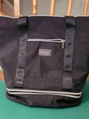 Biaggi Tote Bag with detachable cube - Almost New!